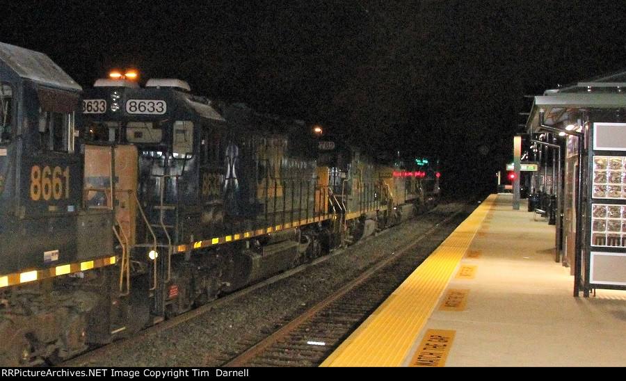CSX 8633 on Q403